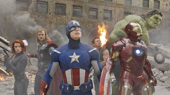 Герои Marvel собираются в боевой позе на разрушенной улице
