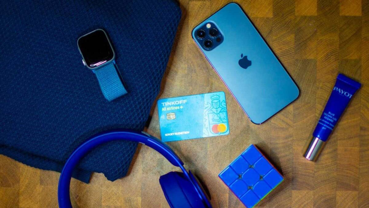 iPhone 13 на столе с аксессуарами для зарядки, обзор с зарядным устройством и кабелем