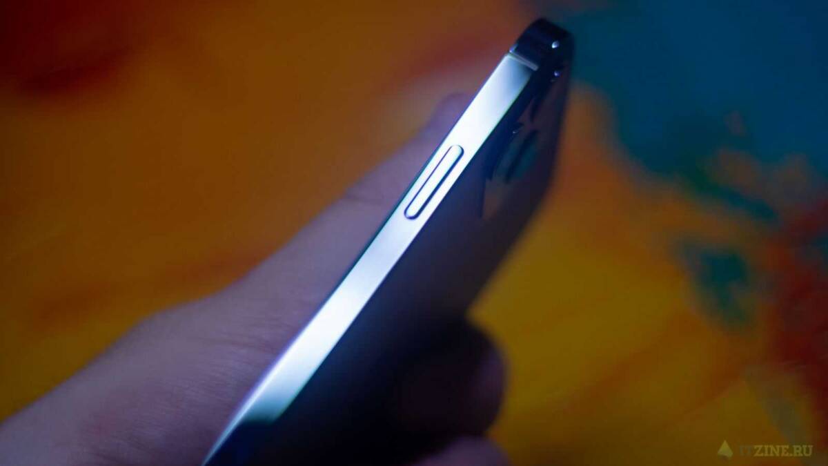 Боковая сторона Redmi K40 с кнопкой питания и регулятором громкости
