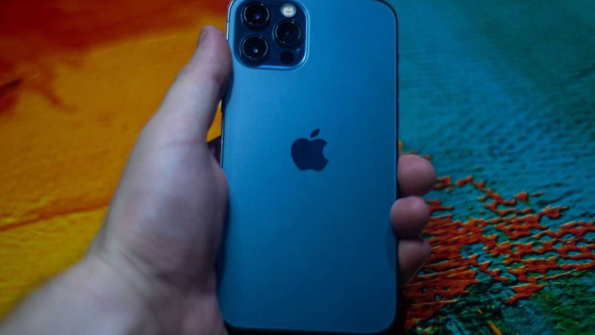 iPhone 12 Pro идеально лежит в руке