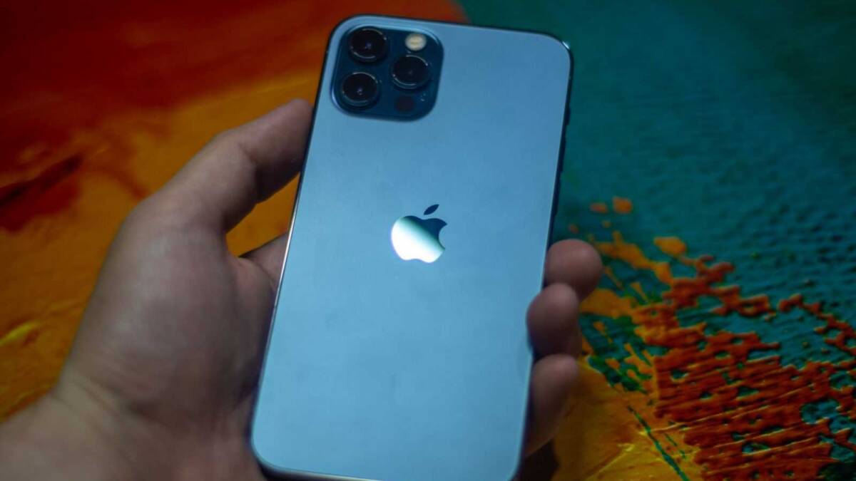 iPhone 12 Pro в руке