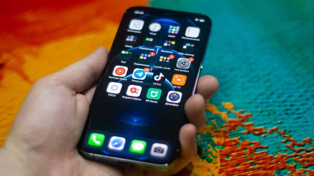 iPhone 12 Pro в руке