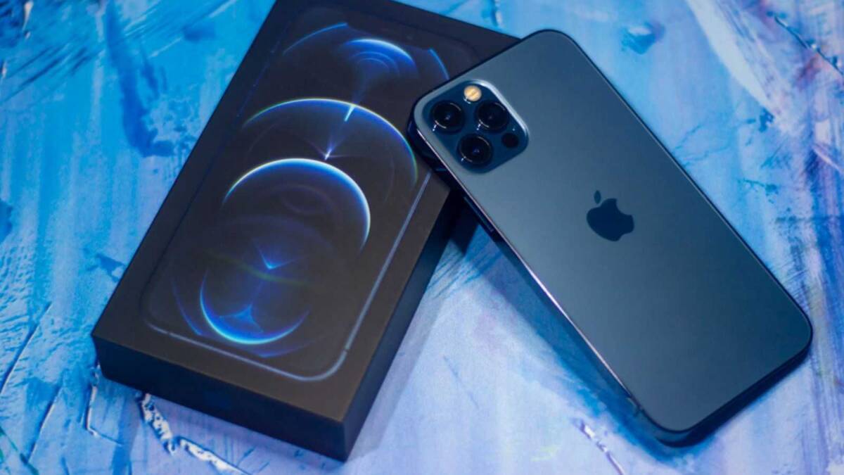 iPhone 12 Pro в тонкой фирменной коробке Apple, вид упаковки и смартфона