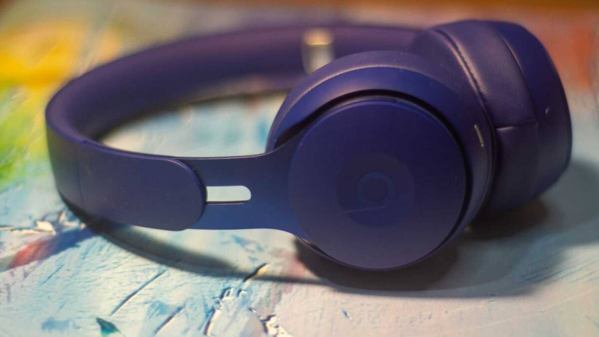 Наушники Beats Solo Pro в черном цвете на поверхности