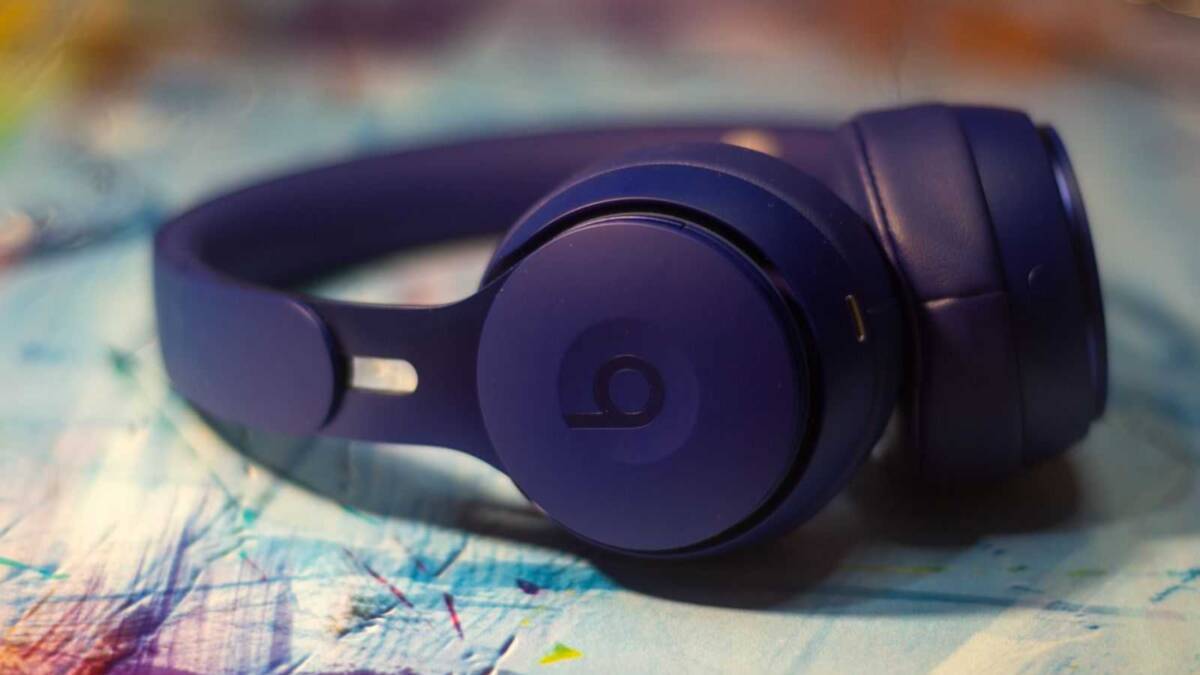 Беспроводные наушники Beats Studio3 на поверхности