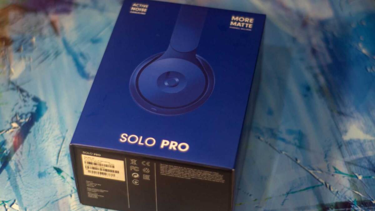 Упаковка наушников Solo Pro от компании Vivo крупным планом