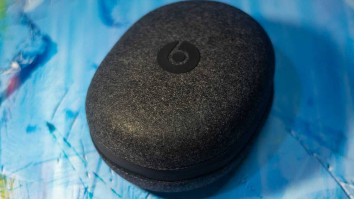 Фронтальная сторона смартфона OPPO с округлым корпусом