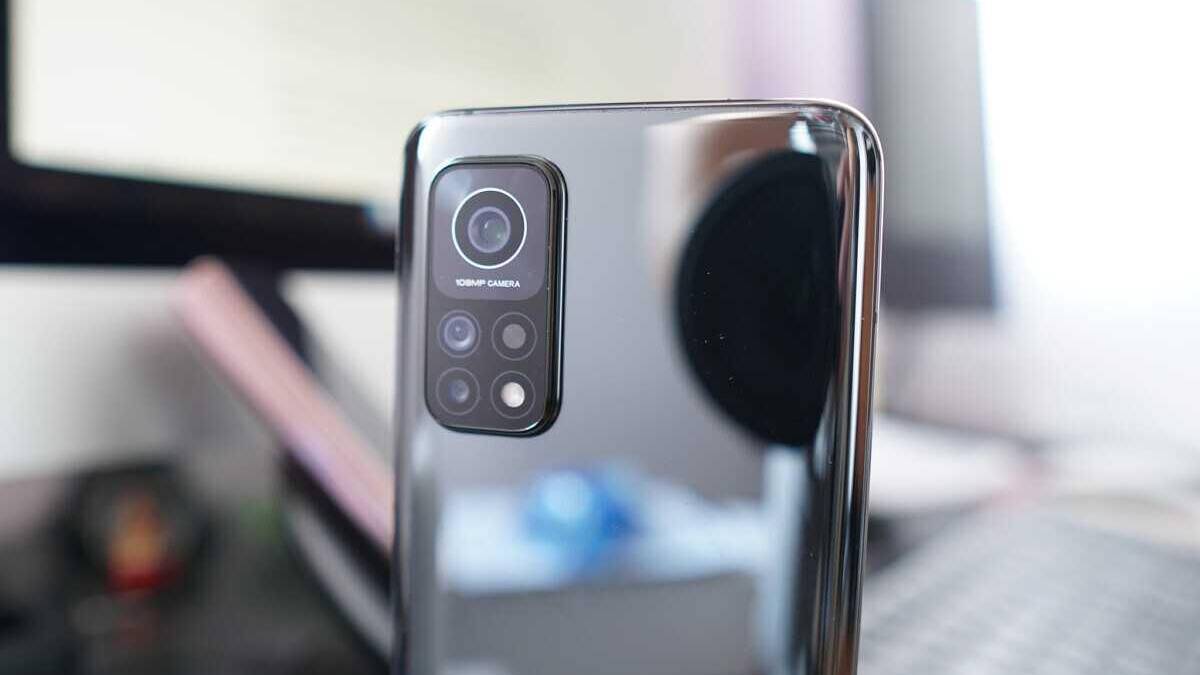 Задняя часть Samsung Galaxy S21+ с четырьмя камерами
