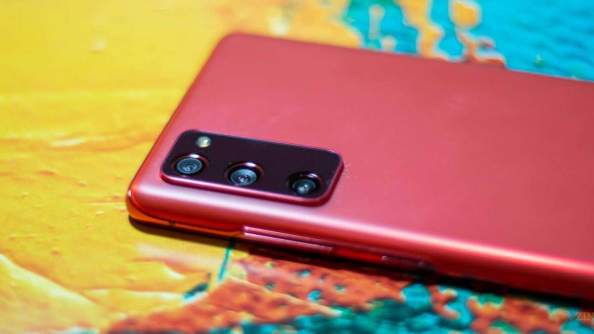 Красный смартфон Samsung Galaxy S20 с тройной камерой