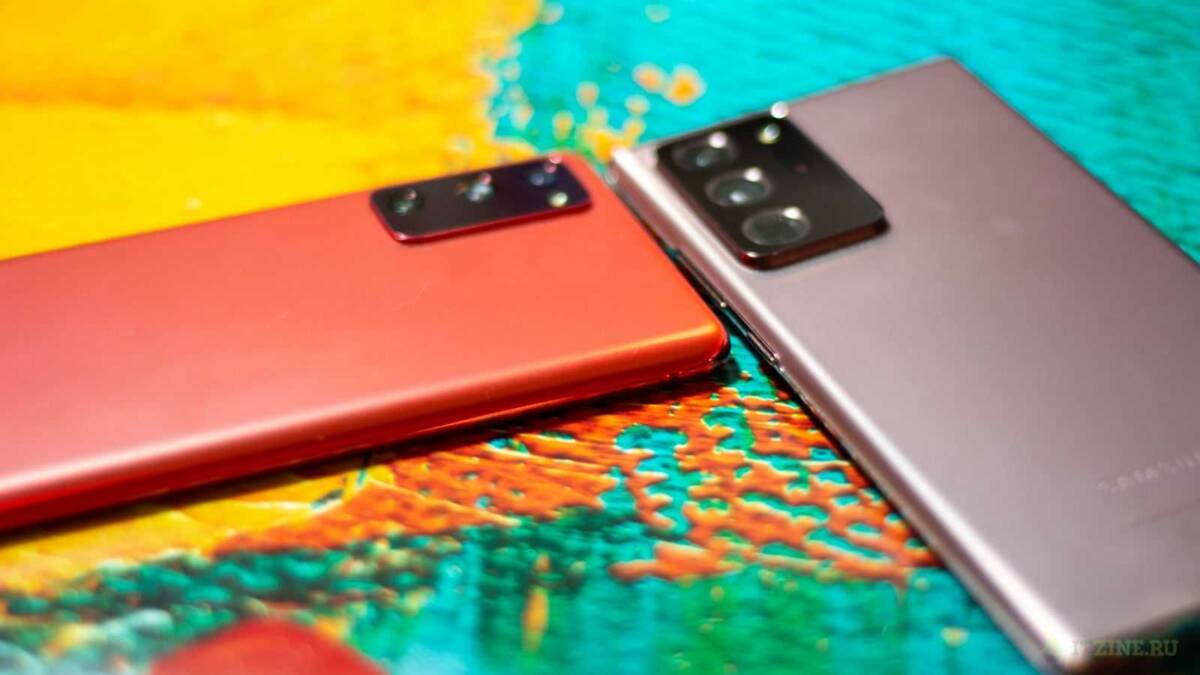 Два смартфона Samsung Galaxy на цветной поверхности