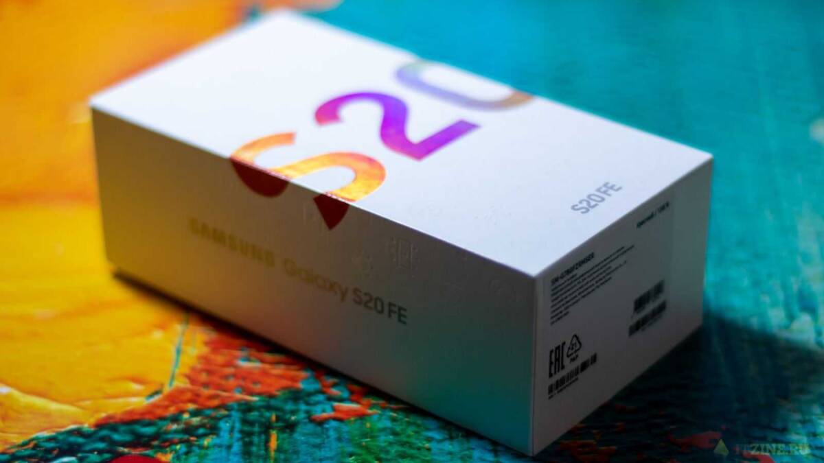 Коробка Samsung Galaxy S20 FE на цветном фоне