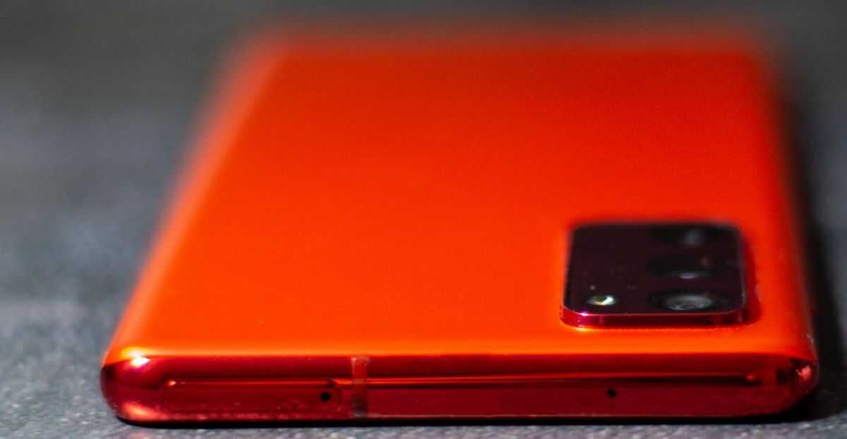 Задняя часть смартфона Samsung Galaxy Z Flip в ярко-оранжевом цвете
