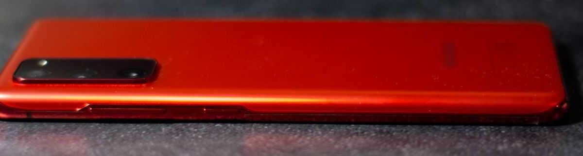 Красный смартфон Samsung Galaxy Note с тройной камерой