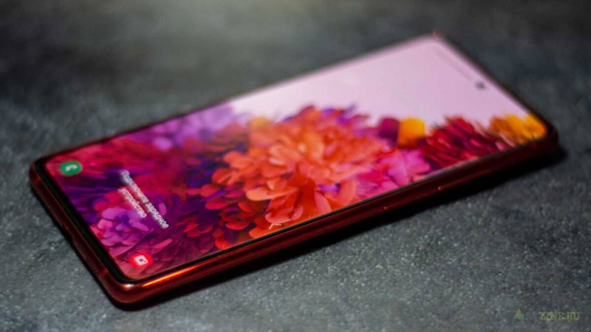 Смартфон Samsung Galaxy S20 FE на поверхности темного материала