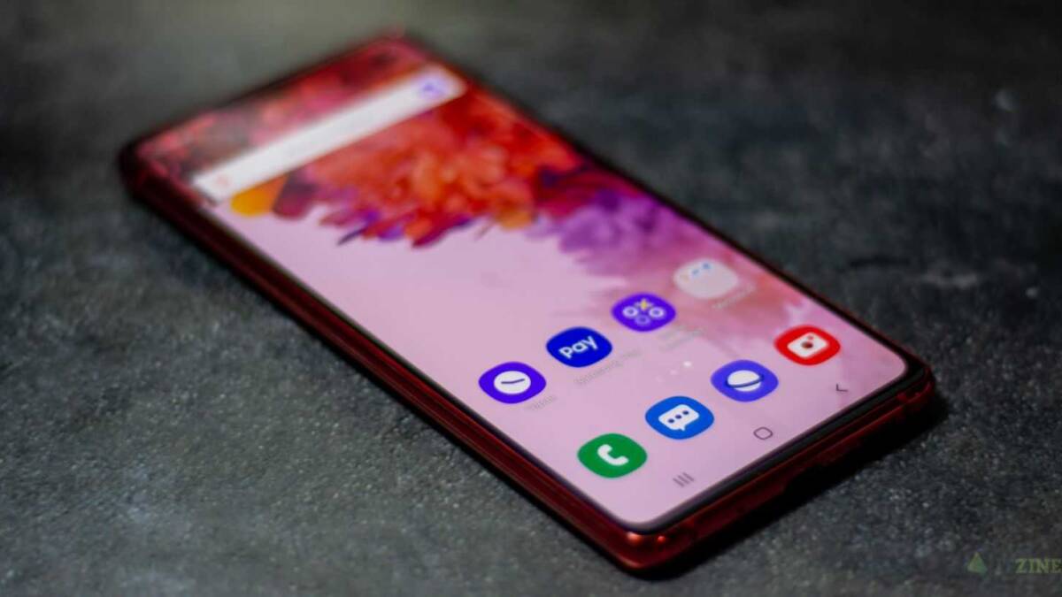 Смартфон Samsung Galaxy S21 Ultra с ярким дисплеем