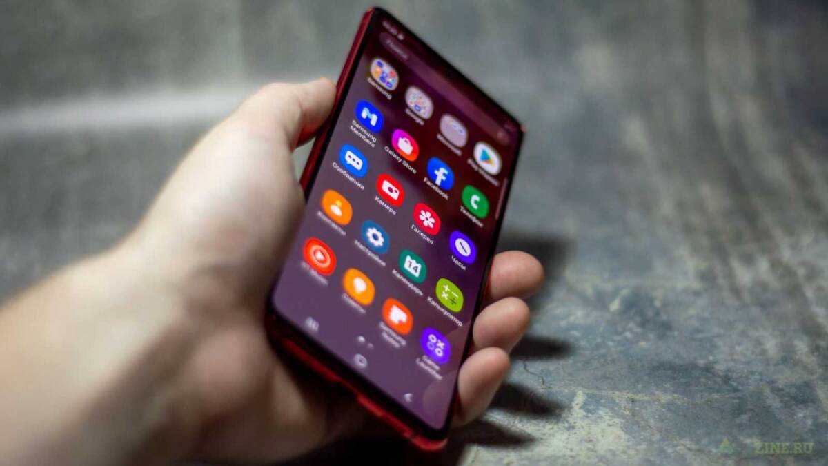 Смартфон Samsung Galaxy с приложениями на экране