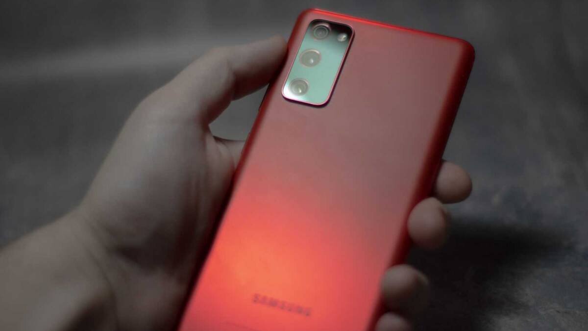 Рендер Samsung Galaxy Buds Pro на красном фоне
