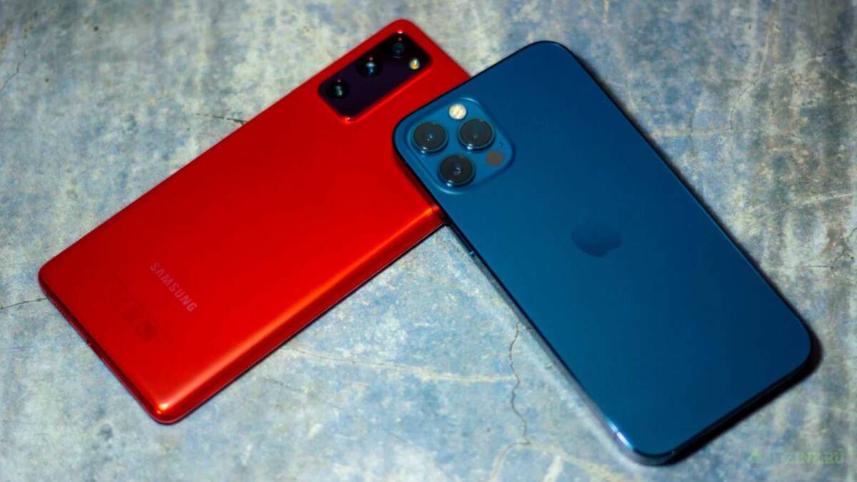 Красный и синий смартфоны Samsung Galaxy S20 и iPhone 13 Pro сзади