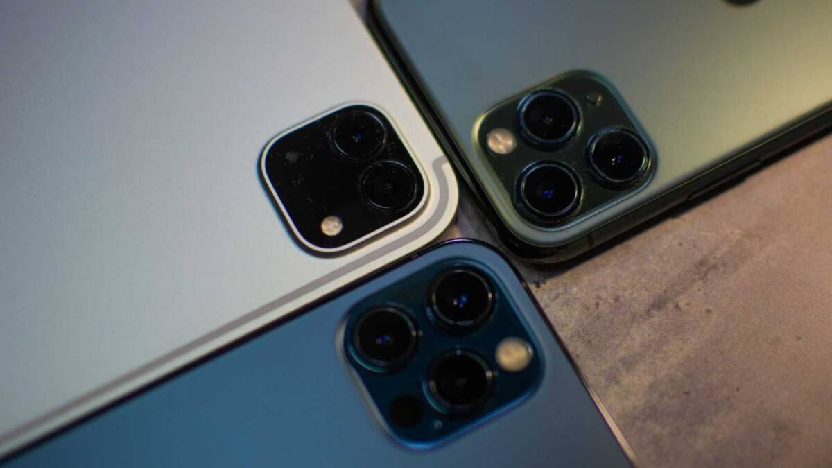 Три смартфона Redmi K40 с тройными камерами на задней панели