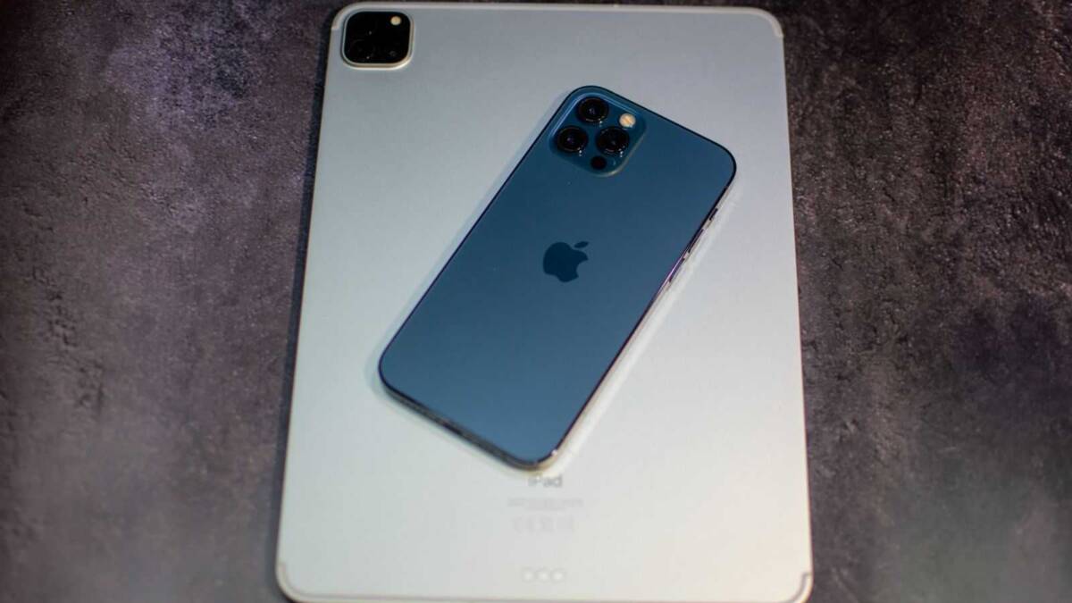 Задняя панель Redmi K40 с тремя камерами и логотипом Apple на поверхности