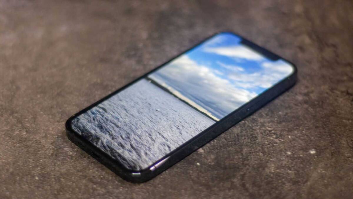 Экран Redmi K40 с изображением облачного неба на поверхности воды