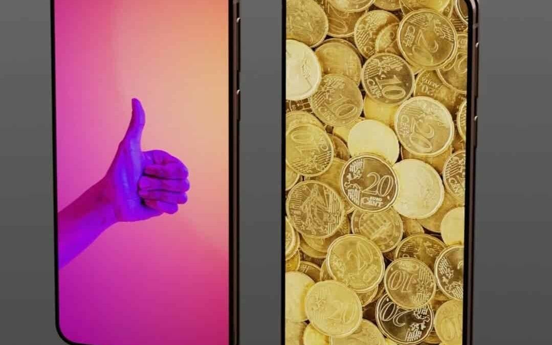 Смартфоны Samsung Galaxy S21+ с экранами и изображениями монет