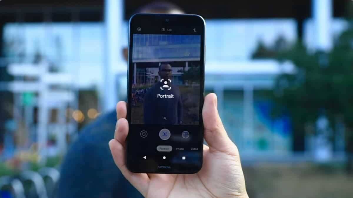 Пользователь держит телефон Nokia с фронтальной камерой для фотографии