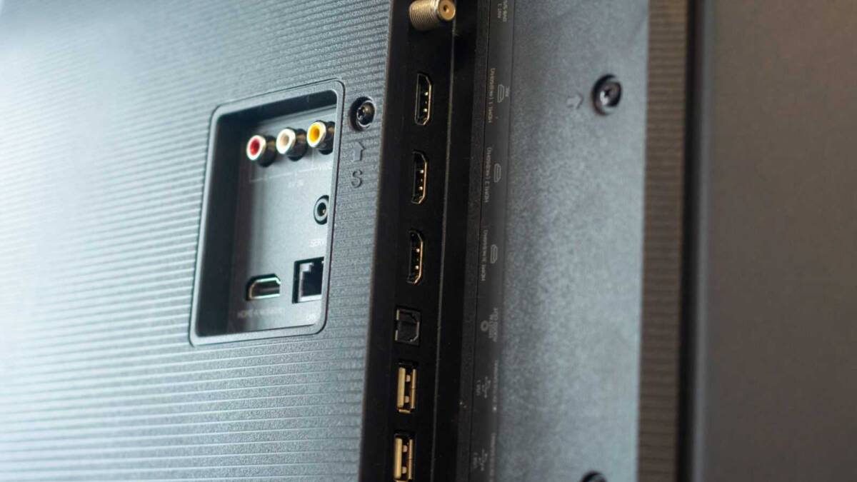 Обзор телевизора Hisense A7500F 43". Выгодная покупка 23 Задняя панель телевизора с HDMI и компонентными разъемами