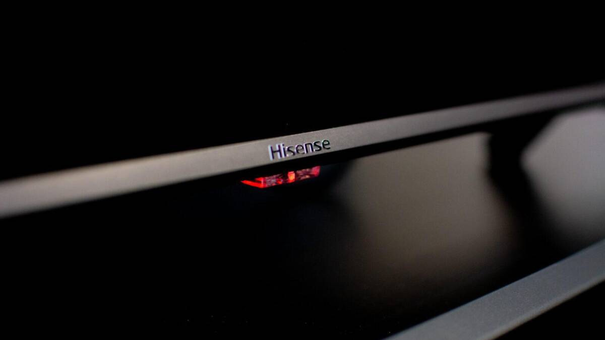 Обзор телевизора Hisense A7500F 43". Выгодная покупка 20 Близкий снимок логотипа Hisense на корпусе телевизора