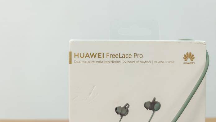 Коробка Huawei FreeLace Pro с наушниками сбоку