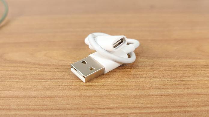 Быстроразъем USB кабеля и разъем микро USB на деревянной поверхности