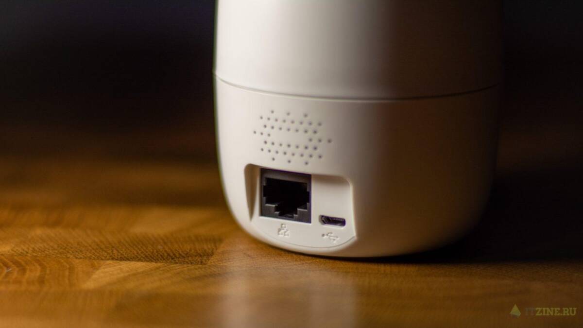Обзор камеры IMOU Ranger 2. Дом под присмотром 19 Задняя часть смартфона Realme Race с портом Ethernet и MicroUSB