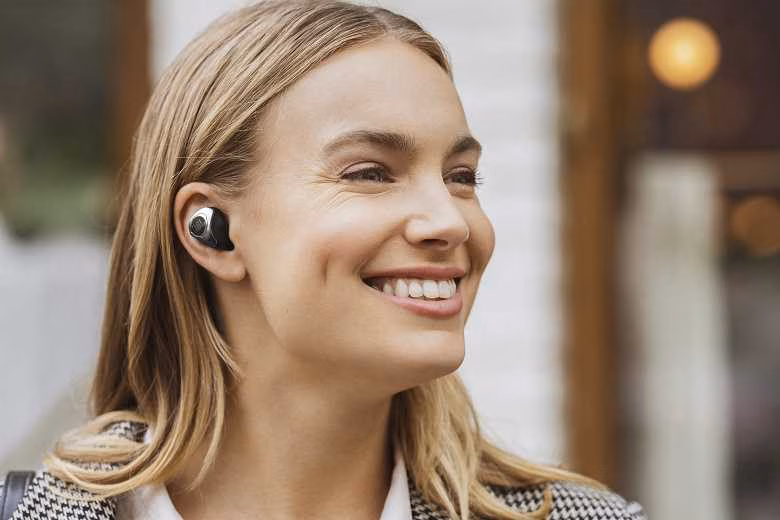 JBL CLUB PRO TWS Lifestyle Image Girl Close Up 0 large