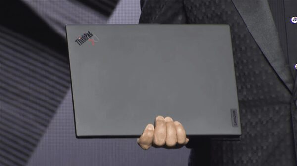 Человек держит ноутбук Lenovo ThinkPad X1 Nano в руке