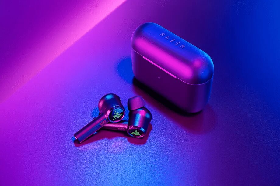 Razer выпустила беспроводные наушники Razer Hammerhead True Wireless Pro 3 Беспроводные наушники Razer Hammerhead True Wireless Pro с футляром в фиолетово-голубых цветах