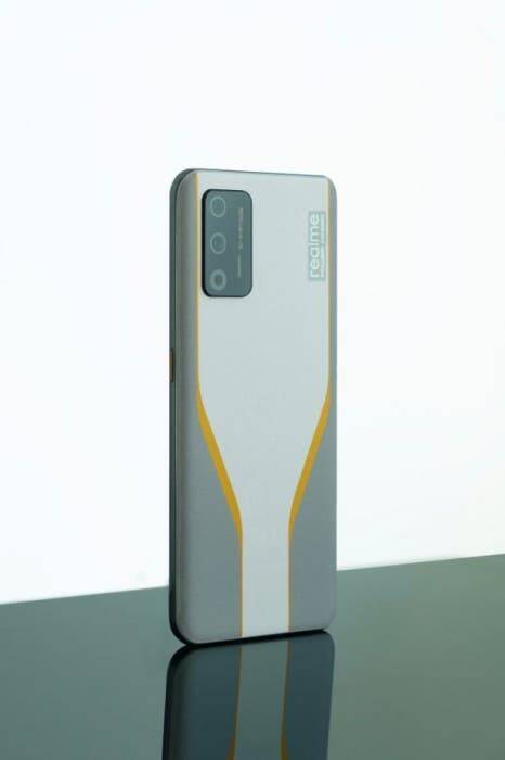 Флагман Realme Race на Snapdragon 888 станет первым смартфоном новой линейки компании 7 Задняя панель смартфона Realme Race с тремя камерами
