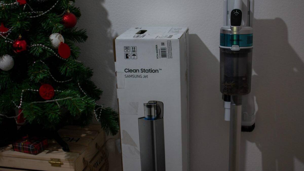 Пылесос Samsung Jet Clean Station рядом с новогодней елкой