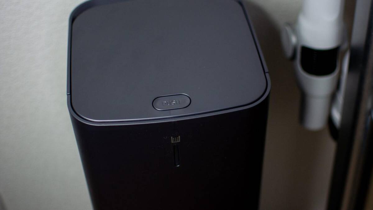 Вид сверху на черный бытовой пылесос-станцию Samsung Clean Station в обзоре деталей устройства