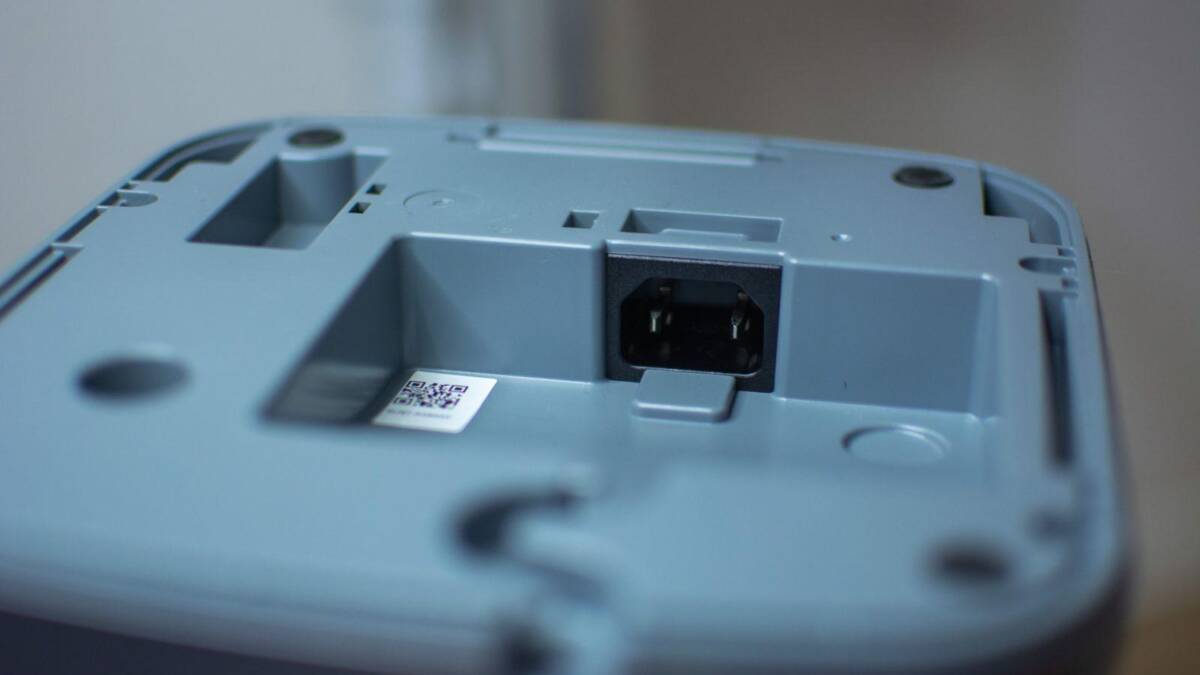 задняя часть устройства Samsung Clean Station с кабелем питания