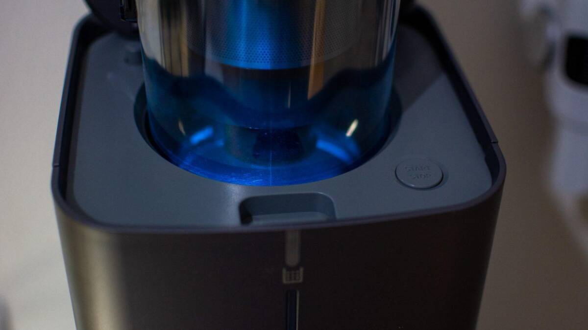 Современная станция для очистки Samsung Clean Station снизу