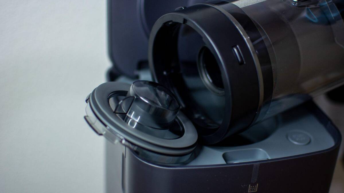 Деталь Samsung Clean Station с прозрачной крышкой и элементами управления