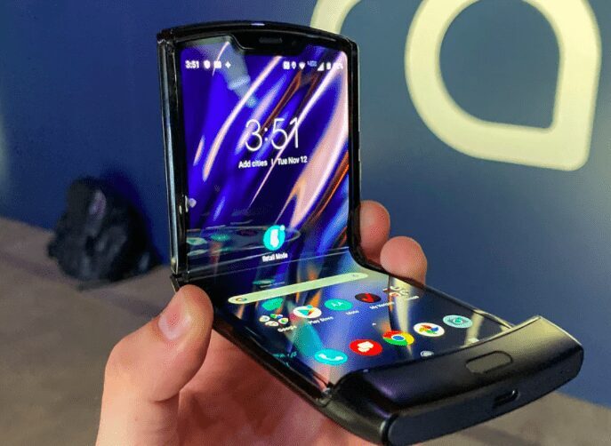 Легендарная раскладушка Motorola RAZR 5G стала хитом в России 3 Раскрылся складной смартфон Samsung с двумя экранами
