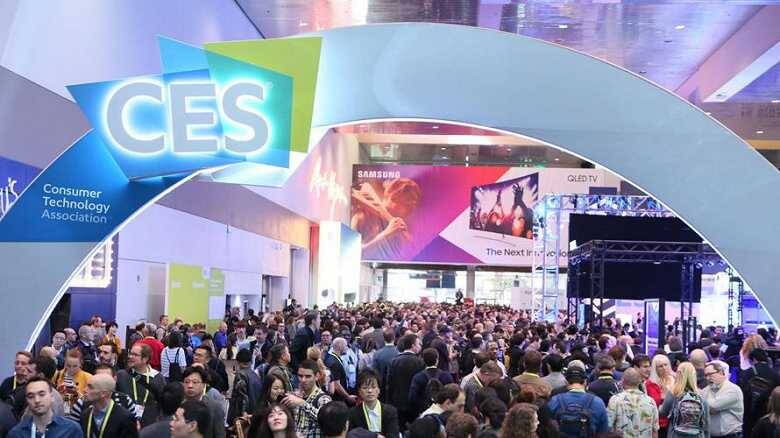Что покажут на CES 2021 13 Много людей на выставке CES с крупным логотипом