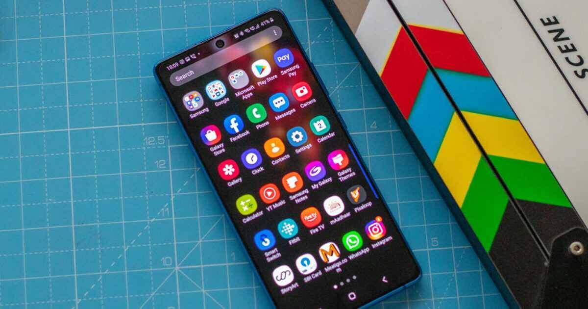 Смартфон Samsung Galaxy на рабочем столе с яркими иконками приложений в Android