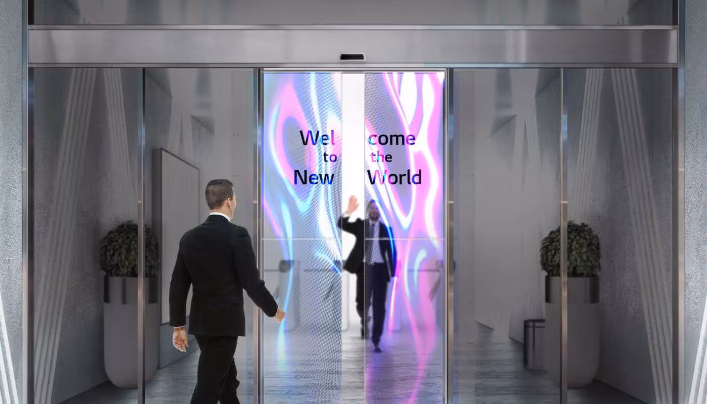 LG разрабатывает автоматические двери с прозрачными OLED-экранами 2 Transparent OLED Automatic Door 03 scaled