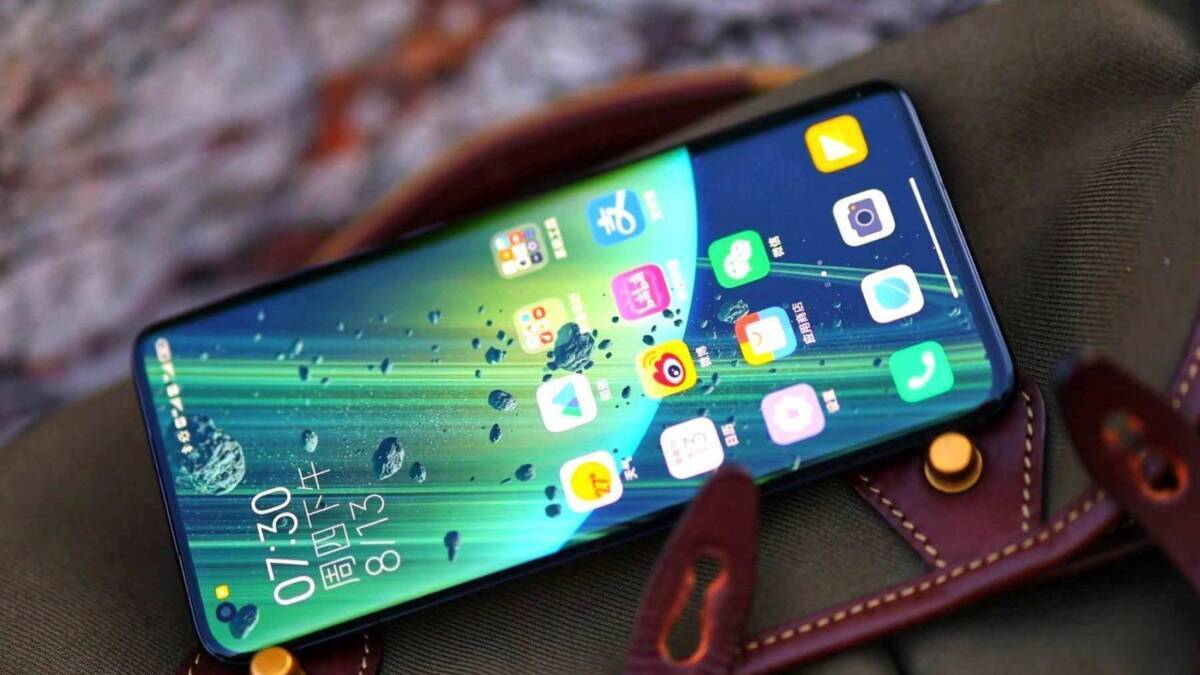 Смартфон Xiaomi Mi 11 Lite на боковой грани, демонстрация дизайна и дисплея