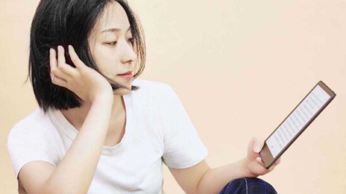 Девушка с короткими черными волосами читает электронную книгу Xiaomi eBook Reader Pro