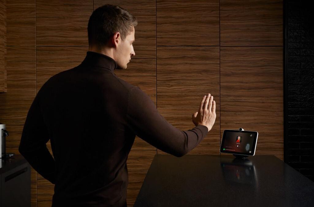 Мужчина общается с умным экраном SberPortal через видеозвонок