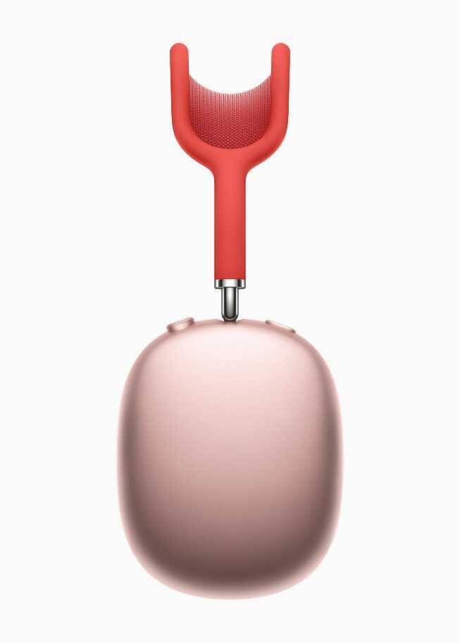 Наушники AirPods Max в открытом чехле с устройством наушника