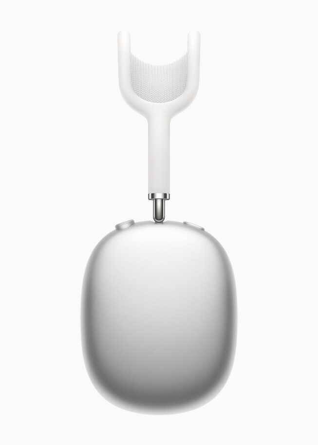 Наушники AirPods Max на белом футляре и зарядном устройстве